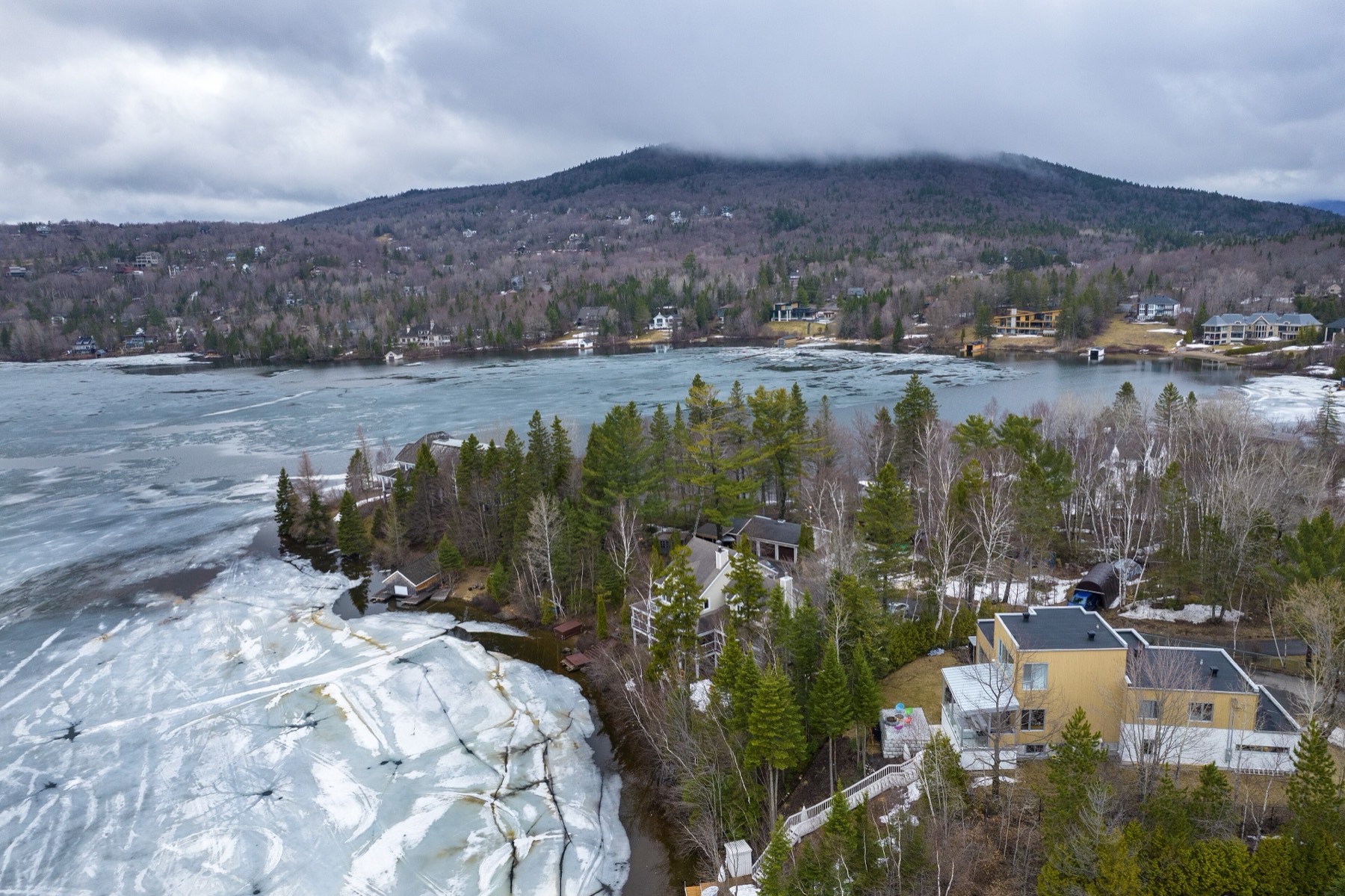 Vue aérienne du lac Beauport et des résidences riveraines