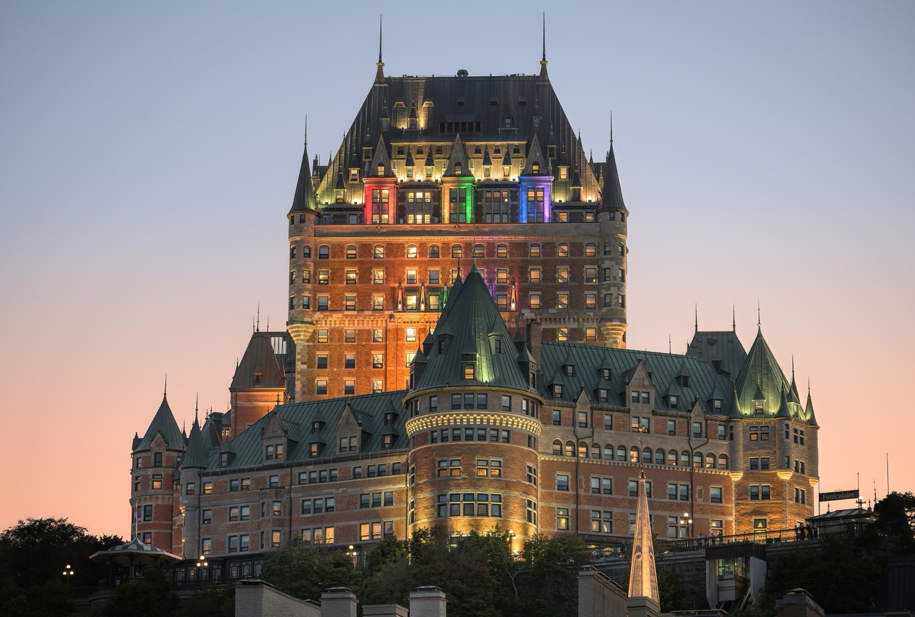 Le Château Frontenac et le Vieux-Québec au crépuscule