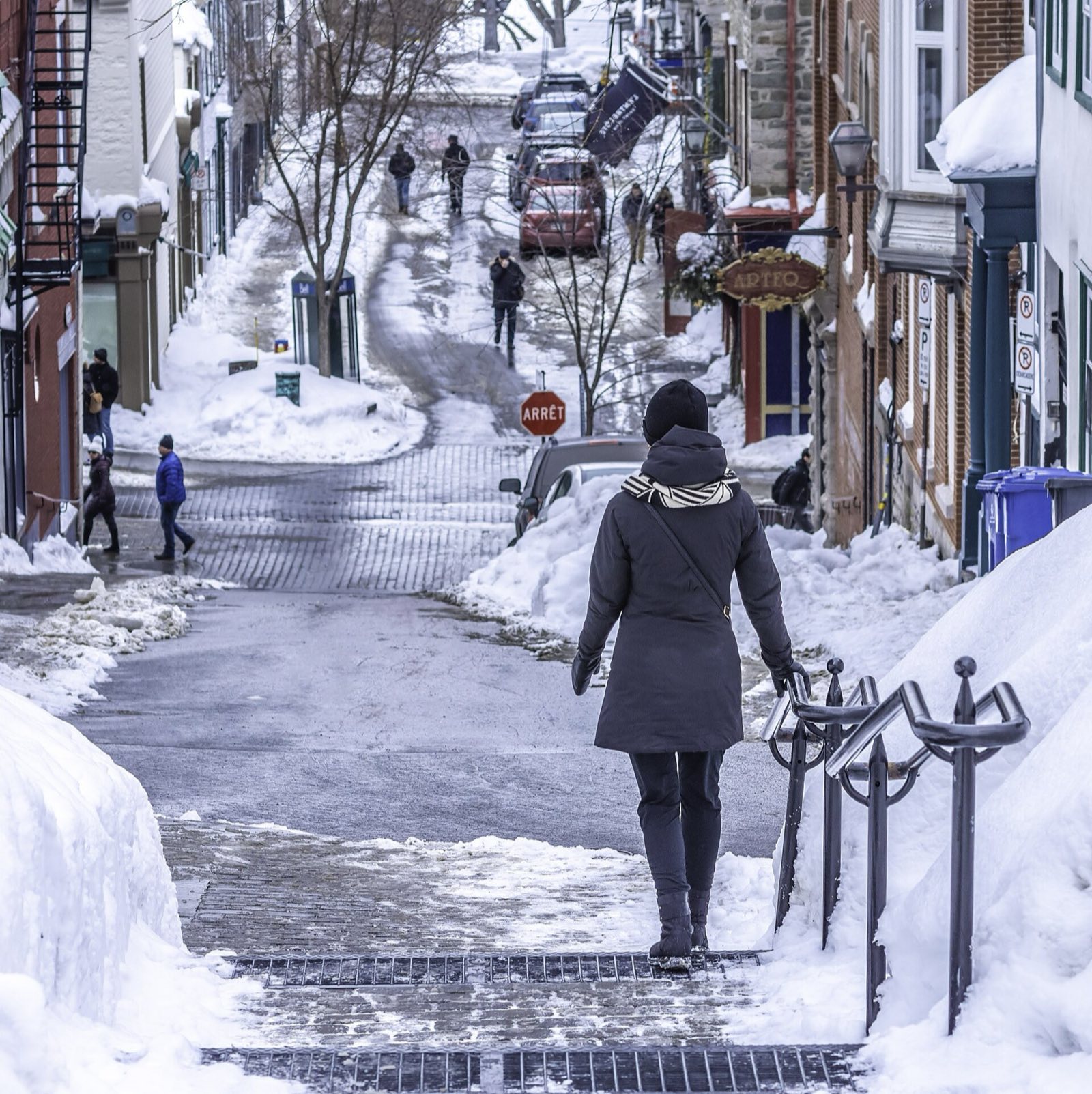 Rue enneigée du Vieux-Québec en hiver
