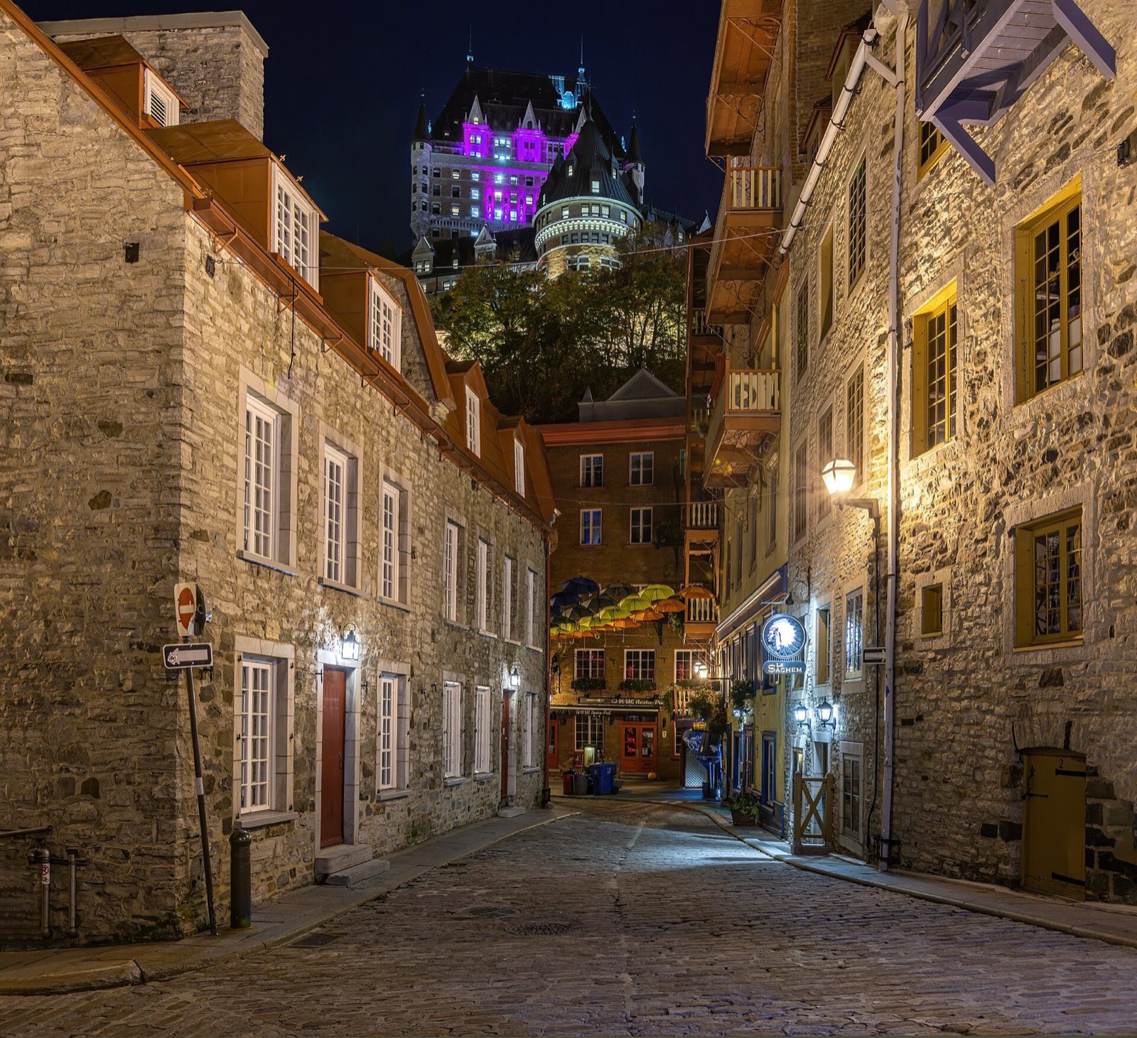 Le quartier du Petit-Champlain illuminé le soir
