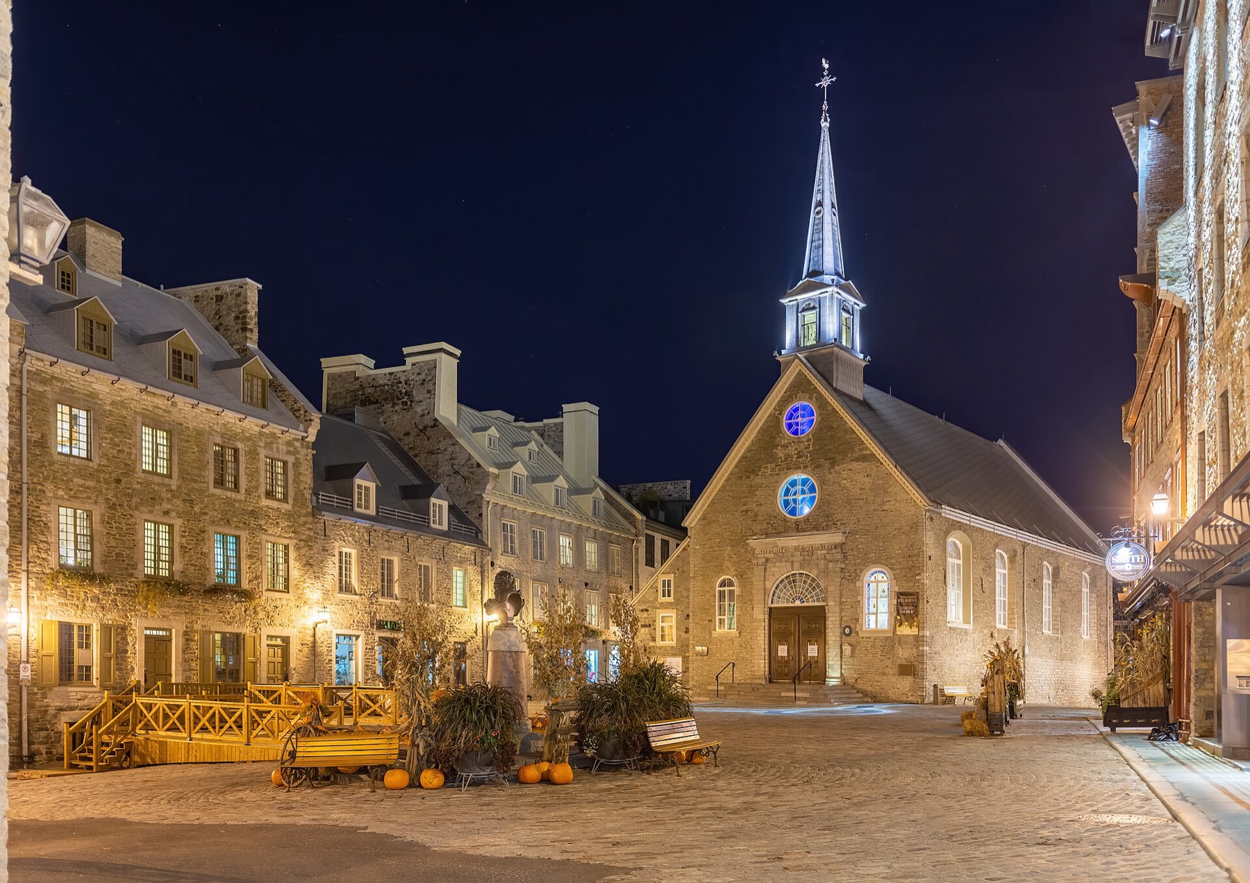 La place Royale et l’église Notre-Dame-des-Victoires le soir