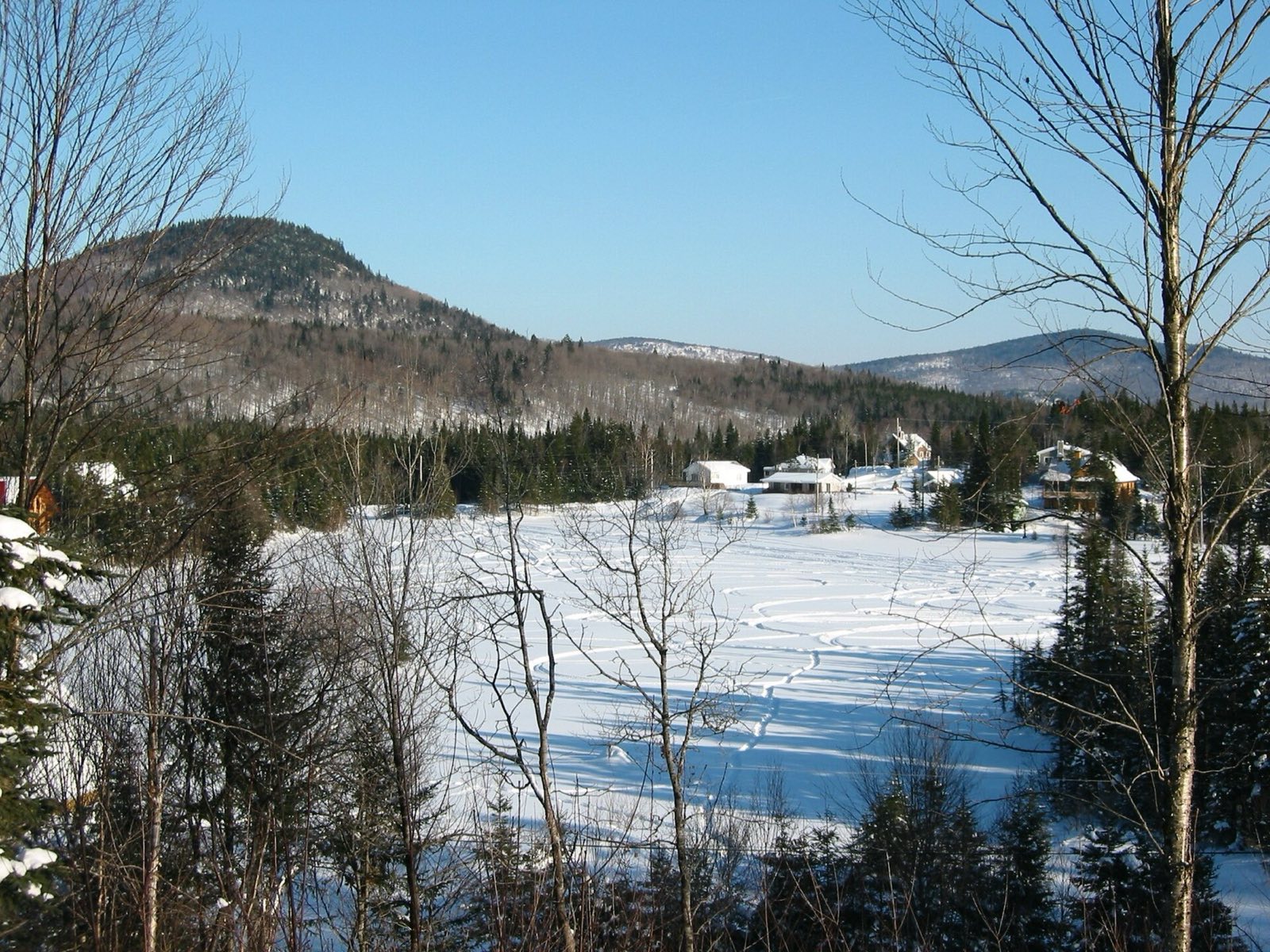 Lac gelé et montagnes à Sainte-Brigitte-de-Laval