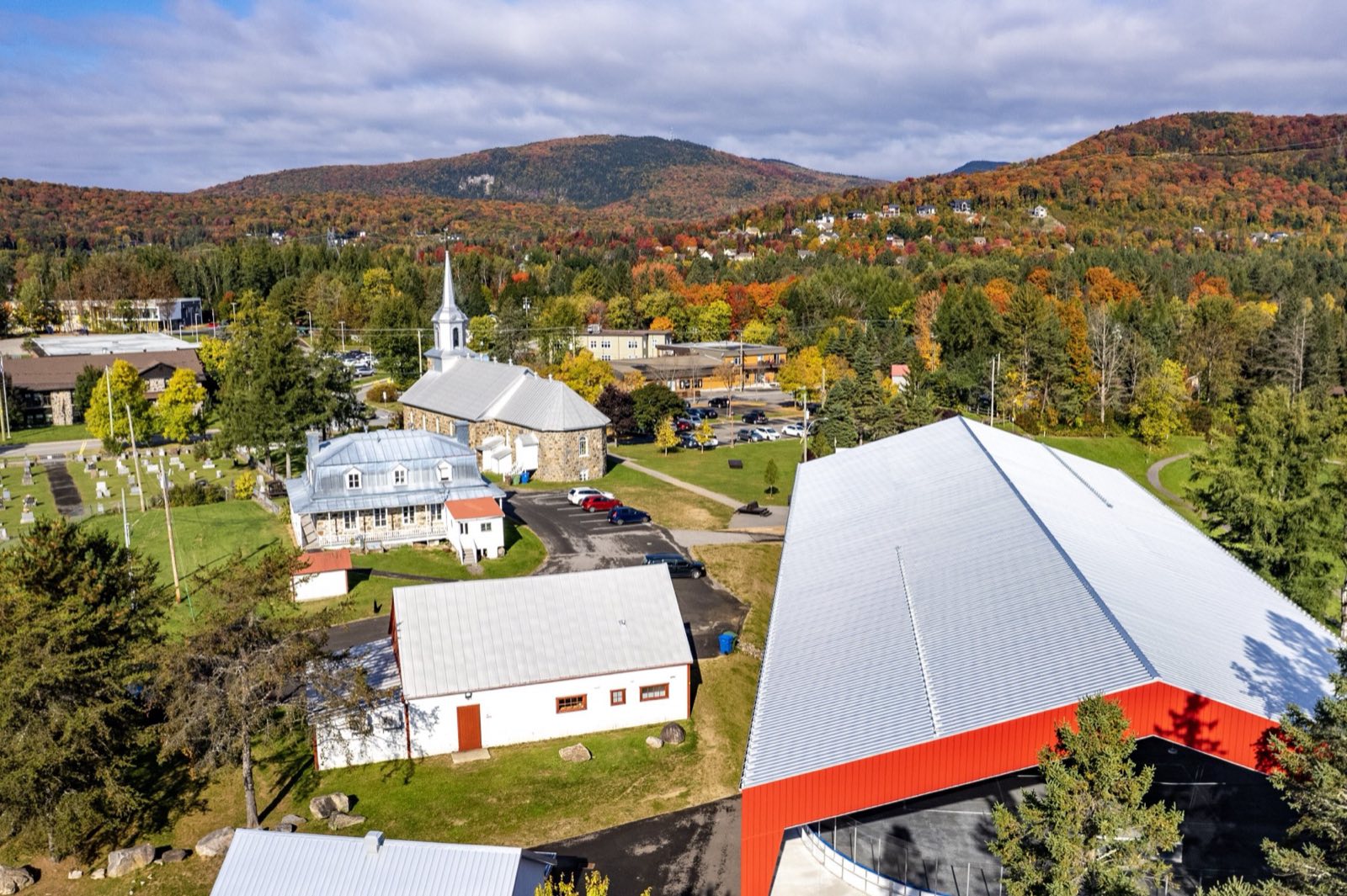 Vue aérienne du village de Stoneham à l’automne
